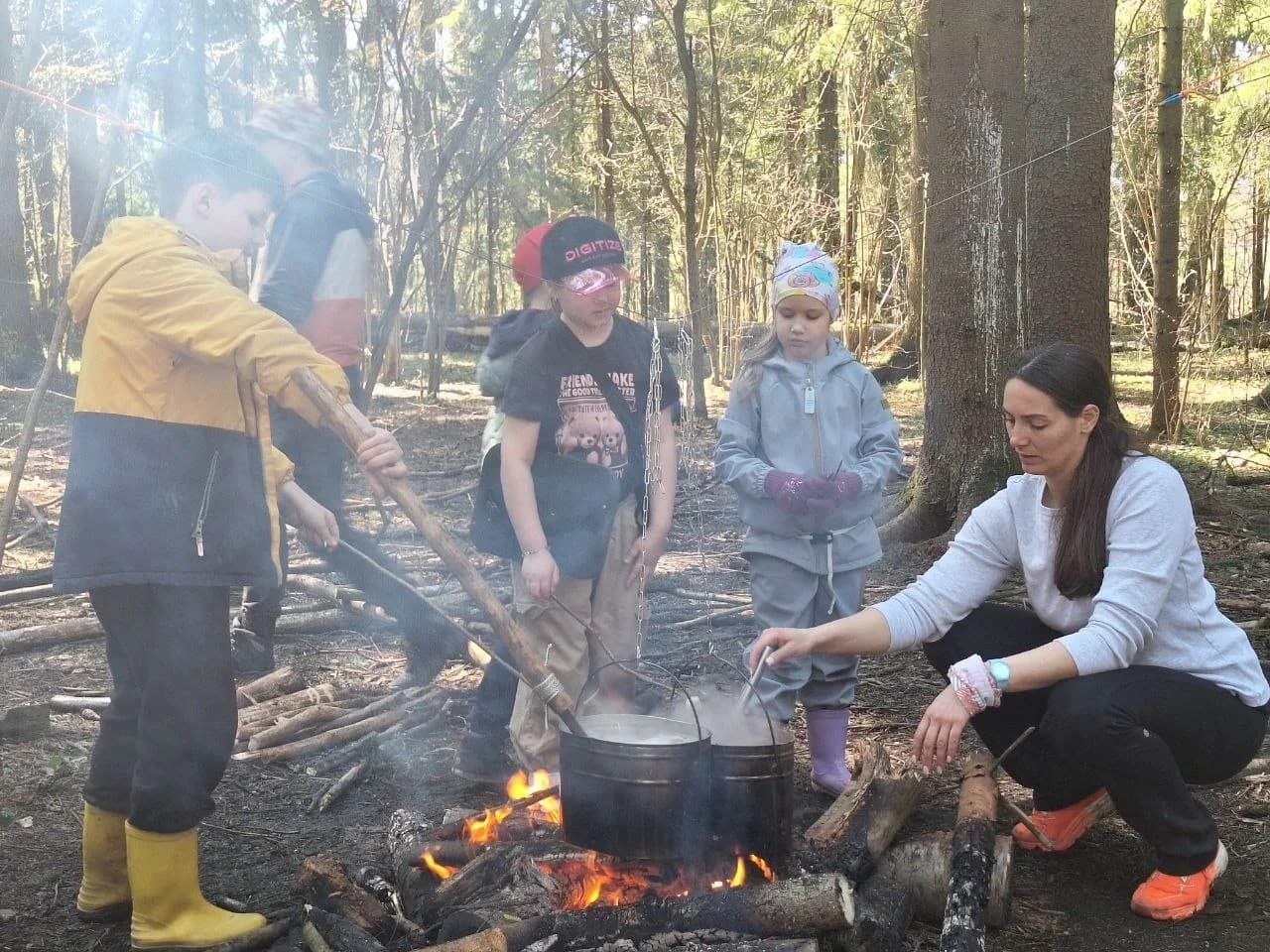 Лагерь в походе — палатки на природе
